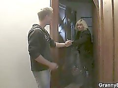 blondine blowjob oma oma hausfrau 