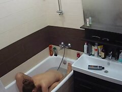 amatööri ruskeaverikkö sormitus piilotettu kamerat suihku 