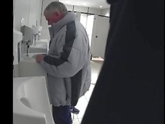 spion alt alt männer männer versteckt spycam pissen wichsen off pee compilation reife brille silber fuchs brünett papa zittert es 