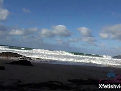 spiaggia pompino brunetta all'aperto 