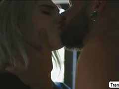 ella hollywood mamada rubia ladyboy anal 