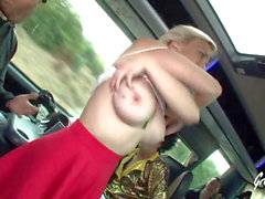 La mummy Cameron baise un first-timer dans un bus de admirers - Gros Seins Video