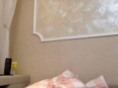 amateur brunette masturbation petits seins solo 